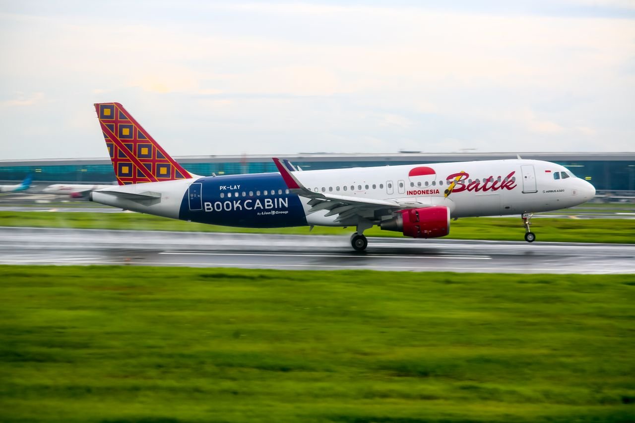 about-us-02 Batik Air Airbus A320 landing on a runway in Banten, Indonesia, showcasing aviation and travel.